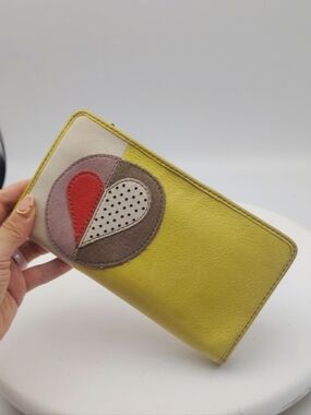 Fosil Leather Heart Accent Wallet In Lemon-lime